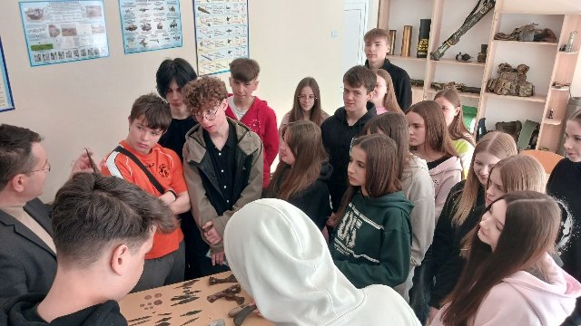 Презентація артефактів (та не менш здивовані обличчя слухачів)